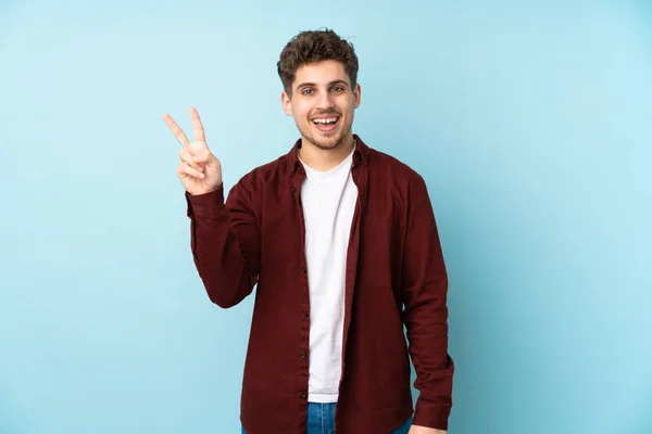 Young Caucasian Man Isolated Background Smiling Showing Victory Sign — Stock Photo, Image