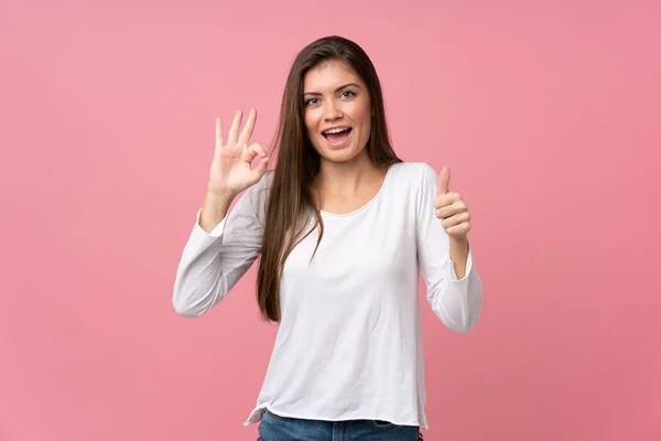 Молодая Женщина Изолированном Розовом Фоне Показывает Хорошо Знак Большой Палец — стоковое фото