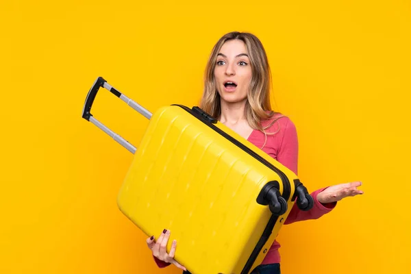 Jovem Mulher Sobre Fundo Amarelo Isolado Férias Com Mala Viagem — Fotografia de Stock