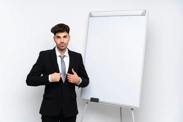 Jonge Zakenman Geeft Een Presentatie Wit Bord Met Verrassende Gezichtsuitdrukking — Stockfoto