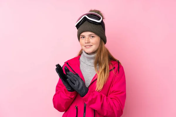 Украинская Девушка Лыжник Подросток Очках Изолированном Розовом Фоне Аплодирует — стоковое фото