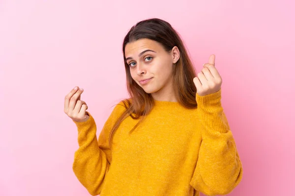 Adolescente Avec Pull Jaune Sur Fond Rose Isolé Faisant Geste — Photo