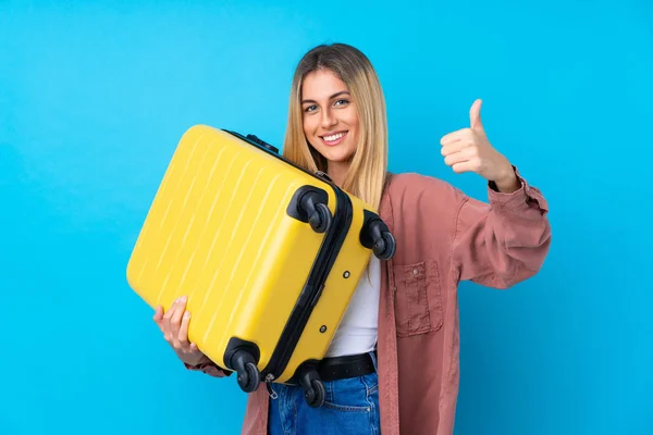 Jonge Uruguayaanse Vrouw Geïsoleerde Blauwe Achtergrond Vakantie Met Reiskoffer Met — Stockfoto