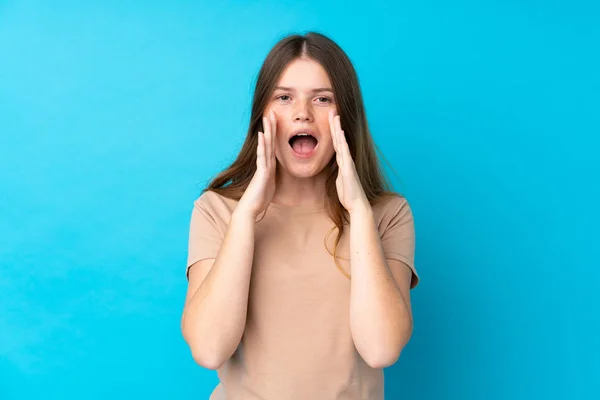 Ucraniano Adolescente Chica Sobre Aislado Azul Fondo Gritando Anunciando Algo —  Fotos de Stock