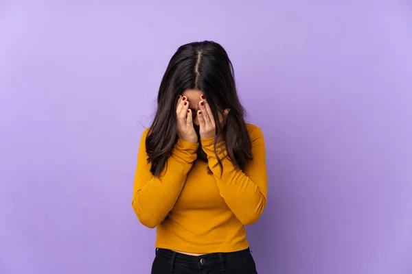 Jeune Femme Métisse Isolée Sur Fond Violet Avec Expression Fatiguée — Photo