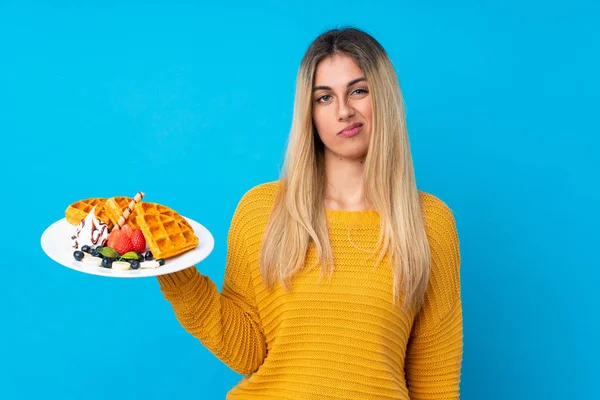 Jonge Vrouw Houden Wafels Geïsoleerde Achtergrond Met Droevige Uitdrukking — Stockfoto