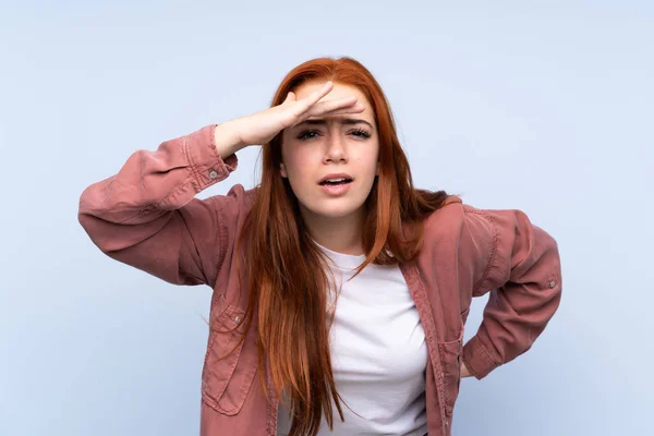 Ruiva Adolescente Menina Sobre Isolado Fundo Azul Olhando Para Longe — Fotografia de Stock