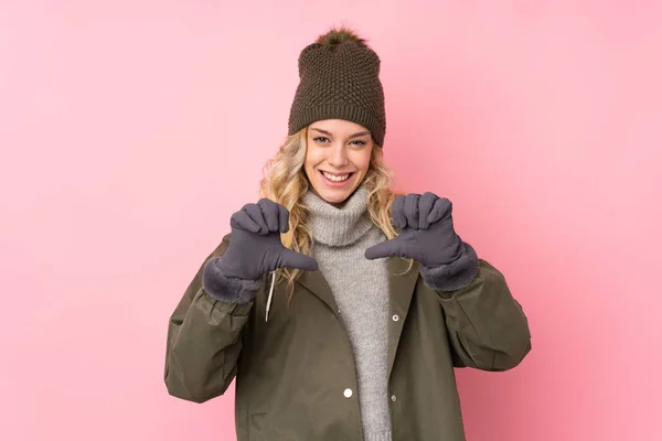 Giovane Ragazza Con Cappello Invernale Isolato Sfondo Rosa Orgoglioso Soddisfatto — Foto Stock