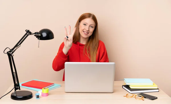 Mujer Joven Estudiante Lugar Trabajo Con Ordenador Portátil Feliz Contar — Foto de Stock