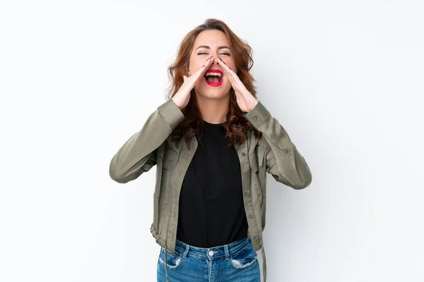 Junge Russin Vor Isoliertem Weißen Hintergrund Schreit Und Kündigt Etwas — Stockfoto