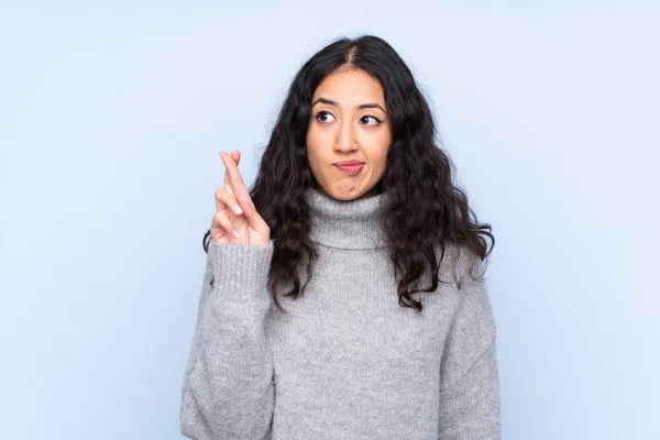 Mujer Española China Sobre Fondo Azul Aislado Con Dedos Cruzando — Foto de Stock