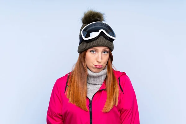 Lyžařka Zrzka Žena Snowboardingu Brýle Přes Izolované Modré Zdi Smutné — Stock fotografie