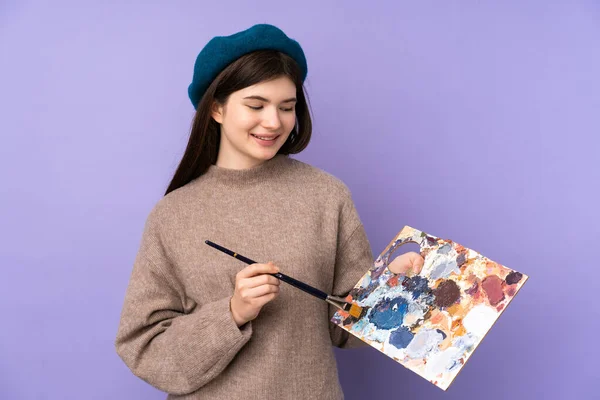 Joven Artista Ucraniana Sosteniendo Una Paleta Sobre Fondo Púrpura Aislado — Foto de Stock