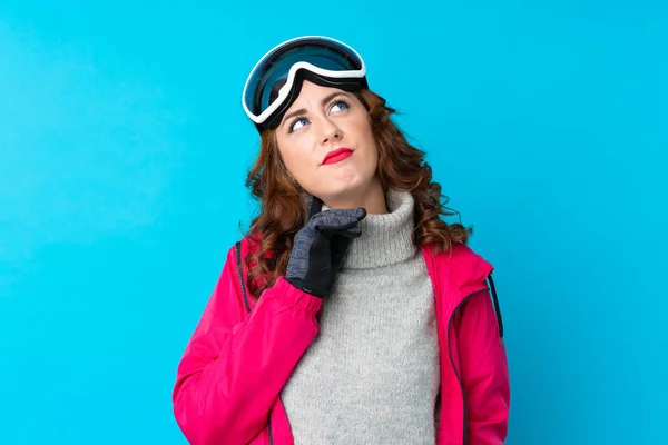 Mujer Esquiadora Con Gafas Snowboard Sobre Una Pared Azul Aislada — Foto de Stock