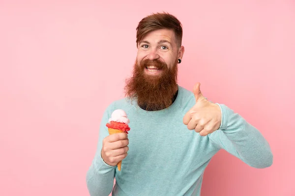 Рыжий Длинной Бородой Держит Корнет Мороженое Изолированном Розовом Фоне Большими — стоковое фото