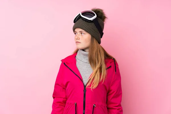 Ukrajinský Teenager Lyžař Dívka Snowboarding Brýle Přes Izolované Růžové Pozadí — Stock fotografie
