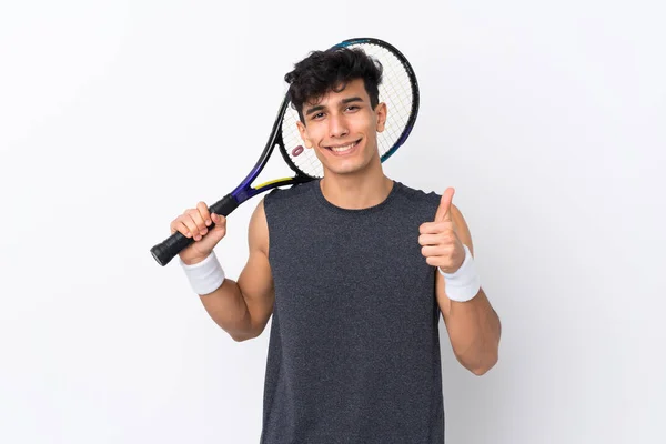 年轻的阿根廷男子 过了孤独的白种人背景 打网球 大拇指向上 — 图库照片
