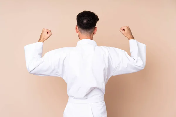 Ung Man Över Isolerad Bakgrund Gör Karate Baksätet — Stockfoto
