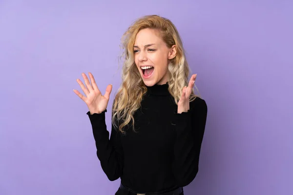 Junge Blonde Frau Isoliert Auf Violettem Hintergrund Mit Überraschendem Gesichtsausdruck — Stockfoto