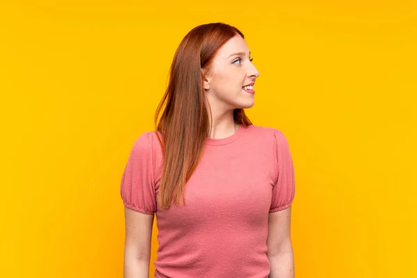 Young Redhead Woman Isolated Yellow Background Looking Side — Stock Photo, Image