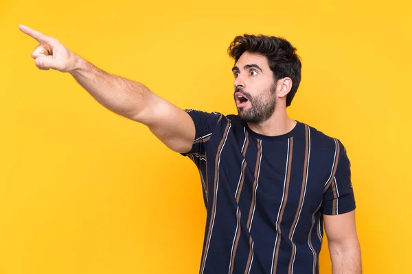 Joven Hombre Guapo Con Barba Sobre Fondo Amarillo Aislado Apuntando — Foto de Stock