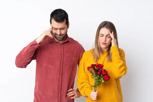 Pareja San Valentín Sosteniendo Flores Sobre Fondo Aislado Infeliz Frustrado — Foto de Stock