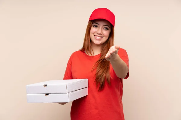 Pizzabote Teenager Mädchen Hält Eine Pizza Über Isolierten Hintergrund Händeschütteln — Stockfoto