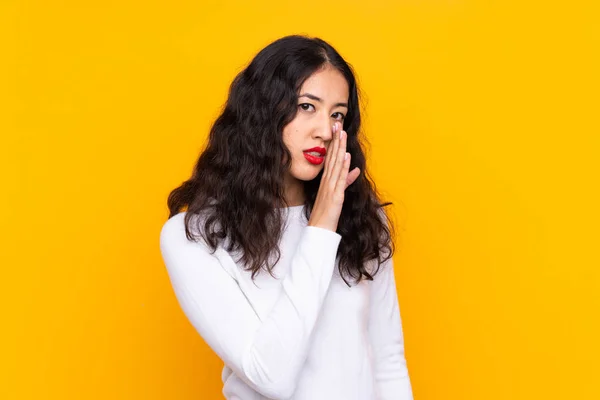 Mujer Raza Mixta Sobre Fondo Amarillo Aislado Susurrando Algo —  Fotos de Stock