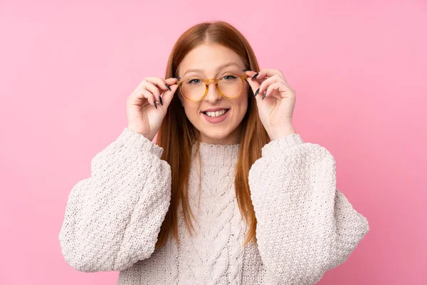 Junge Rothaarige Frau Über Isolierten Rosa Hintergrund Mit Brille Und — Stockfoto