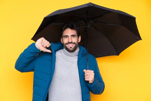 男の上に傘を保持隔離された黄色の背景誇りと自己満足 — ストック写真