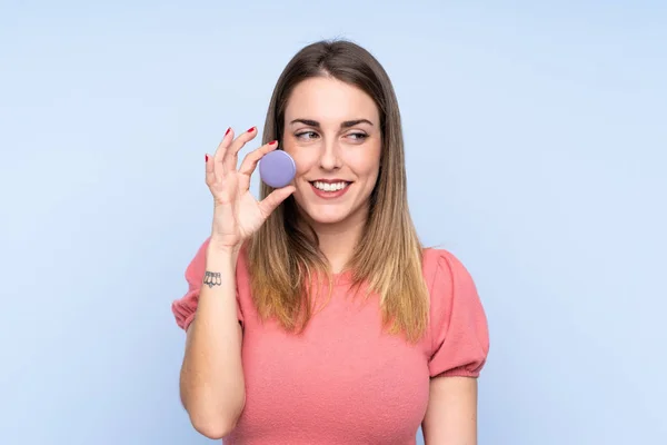 Young Blonde Woman Isolated Blue Background Holding Colorful French Macarons — 스톡 사진