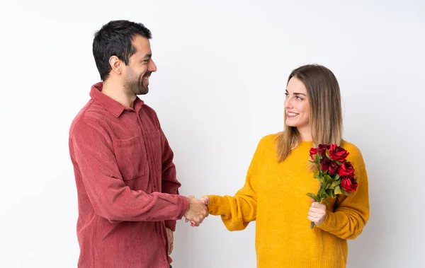 Paar Valentinstag Mit Blumen Vor Isoliertem Hintergrund Beim Händeschütteln Nach — Stockfoto