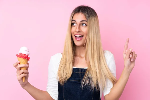 Jonge Uruguayaanse Vrouw Met Een Cornet Ijs Geïsoleerde Roze Achtergrond — Stockfoto