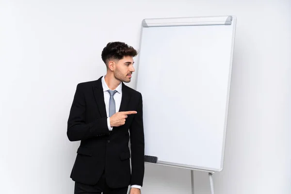 Jonge Zakenman Geeft Een Presentatie Wit Bord Wijzend Naar Zijkant — Stockfoto