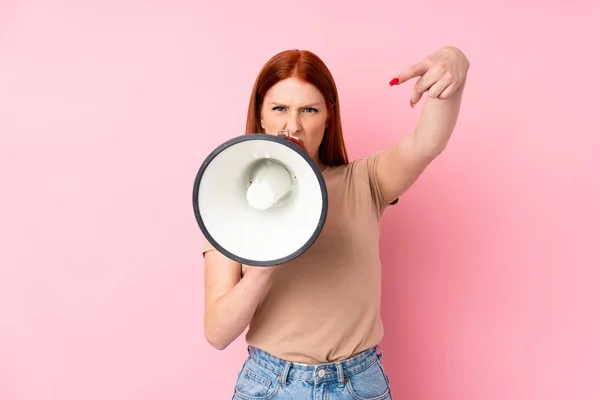 Giovane Rossa Donna Isolato Sfondo Rosa Gridando Attraverso Megafono — Foto Stock