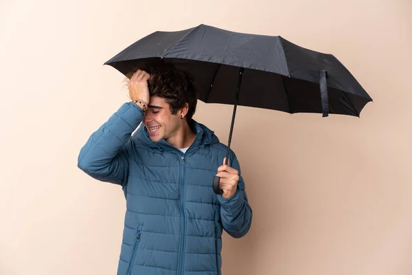 Arka Planda Şemsiye Tutan Adam Bir Şeyin Farkına Vardı Çözümü — Stok fotoğraf