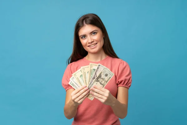 Mladá Žena Nad Izolované Modré Pozadí Přičemž Spoustu Peněz — Stock fotografie