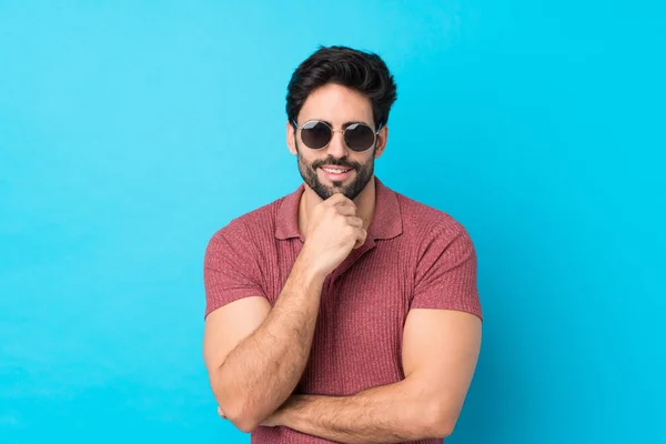 Joven Hombre Guapo Con Barba Sobre Fondo Azul Aislado Con — Foto de Stock