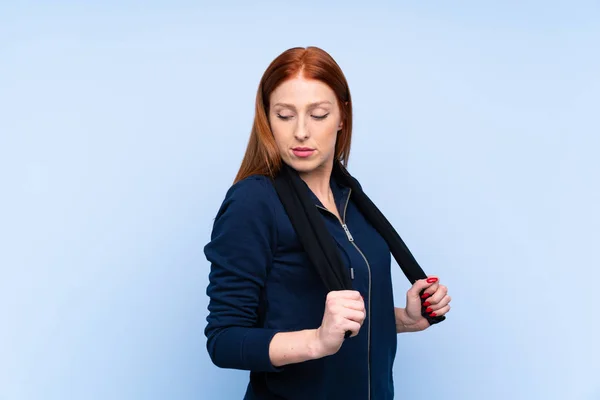 Jovem Ruiva Esporte Mulher Sobre Isolado Fundo Azul Com Toalha — Fotografia de Stock