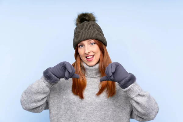 Jovem Ruiva Mulher Russa Com Chapéu Inverno Sobre Fundo Azul — Fotografia de Stock