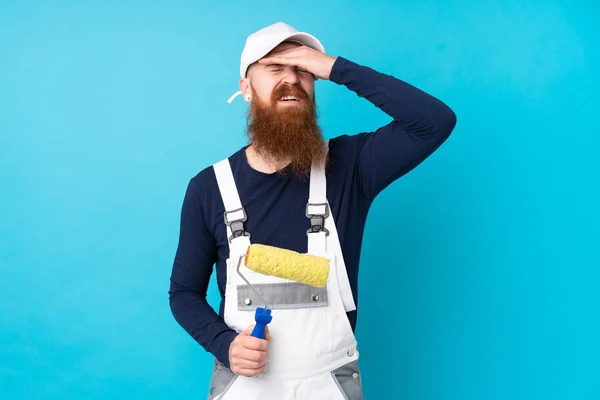 Uzun Sakallı Ressam Mavi Arka Planda Gülüyor — Stok fotoğraf