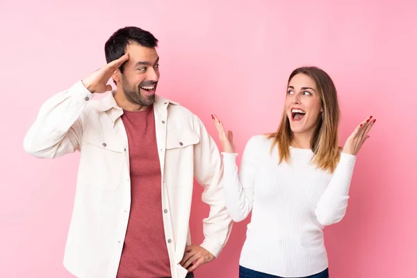 Couple Dans Saint Valentin Sur Fond Rose Isolé Avec Une — Photo