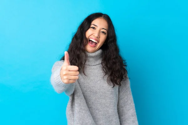 Mulher Chinesa Espanhola Sobre Fundo Azul Isolado Com Polegares Para — Fotografia de Stock