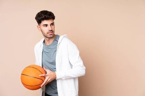 Joven Sobre Fondo Aislado Jugando Baloncesto —  Fotos de Stock