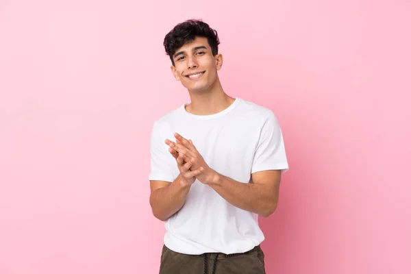 Jonge Argentijnse Man Geïsoleerde Roze Achtergrond Applaudisseren — Stockfoto