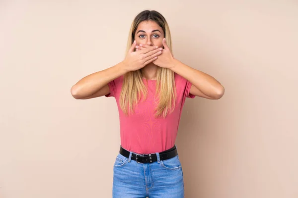 Joven Uruguaya Sobre Fondo Aislado Cubriendo Boca Con Manos —  Fotos de Stock