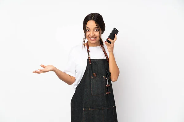 Jonge Kapper Vrouw Geïsoleerd Witte Achtergrond Houden Van Een Gesprek — Stockfoto