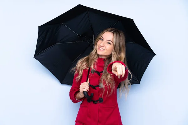 Jeune Femme Avec Manteau Hiver Tenant Parapluie Pointe Doigt Vers — Photo