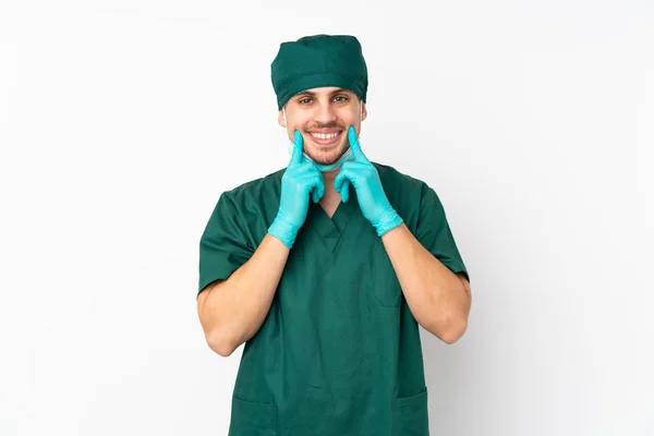 Cirujano Uniforme Verde Aislado Sobre Fondo Blanco Aislado Sonriendo Con — Foto de Stock