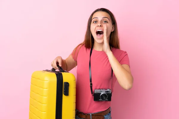 Teenager Cestovatel Dívka Drží Kufr Přes Izolované Růžové Pozadí Křičí — Stock fotografie